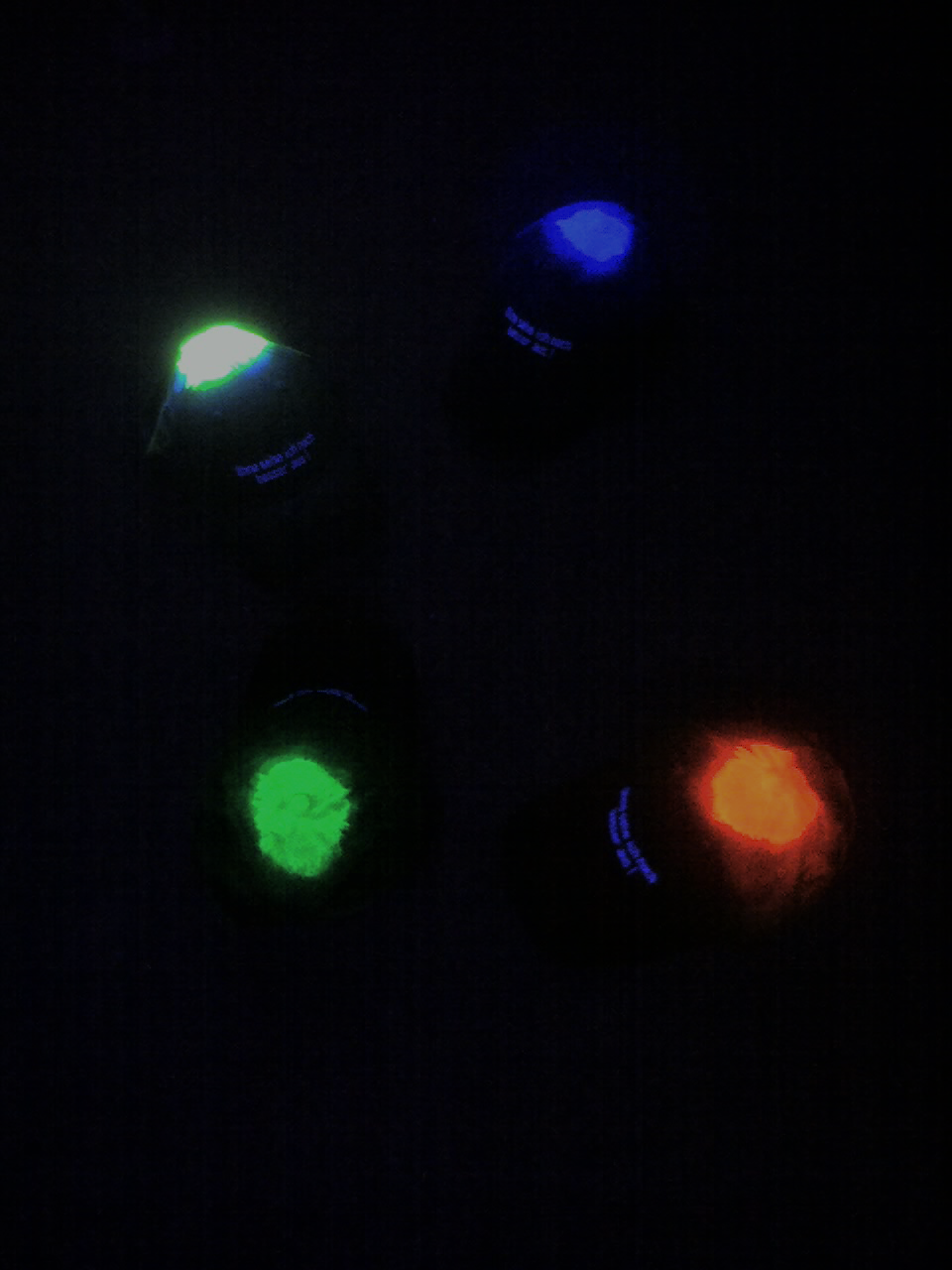 Fluoreszierende Kappen bei Schwarzlicht