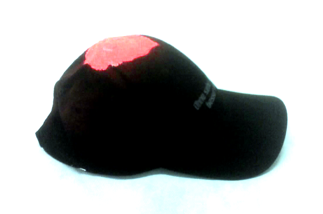 Eine mit rot fluoreszierender Farbe markierte Kappe